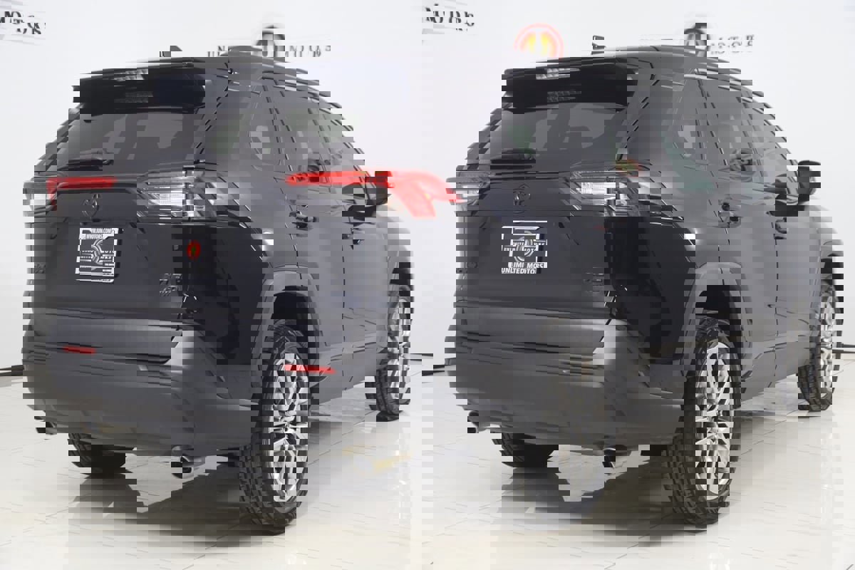 Used 2019 Toyota RAV4 XLE Premium image 3