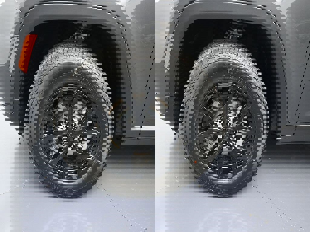 New 2026 Jeep Grand Cherokee Altitude image 9