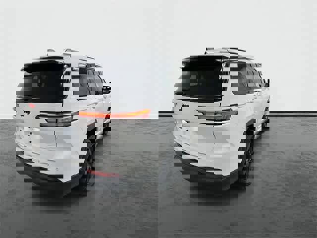 Used 2023 Jeep Grand Cherokee L Laredo image 3