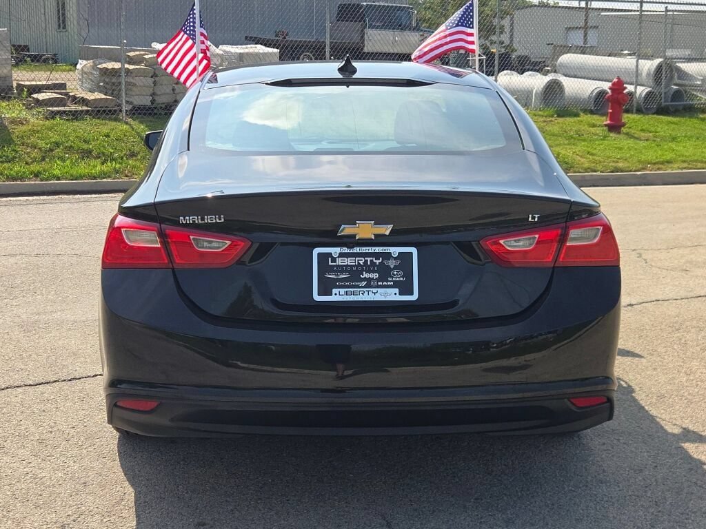 Used 2017 Chevrolet Malibu LT FWD image 12