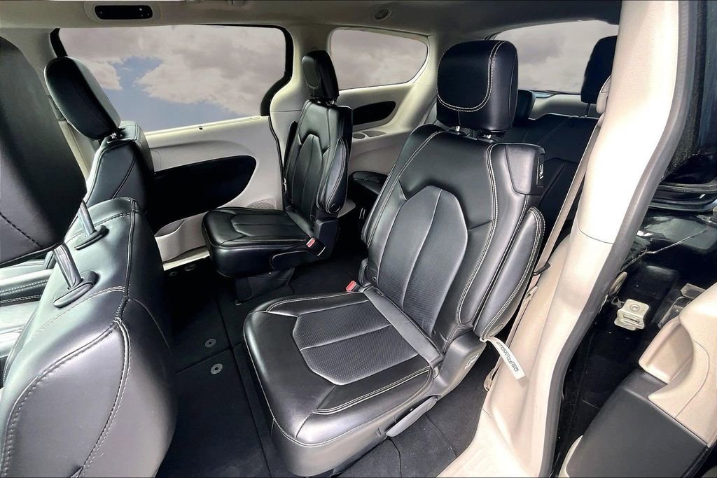 Used 2023 Chrysler Pacifica Touring-L FWD image 21