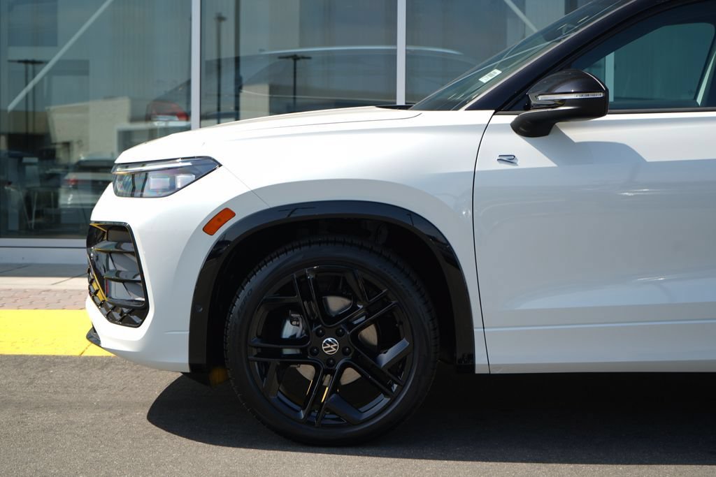 New 2026 Volkswagen Tiguan SE R-Line FWD image 2