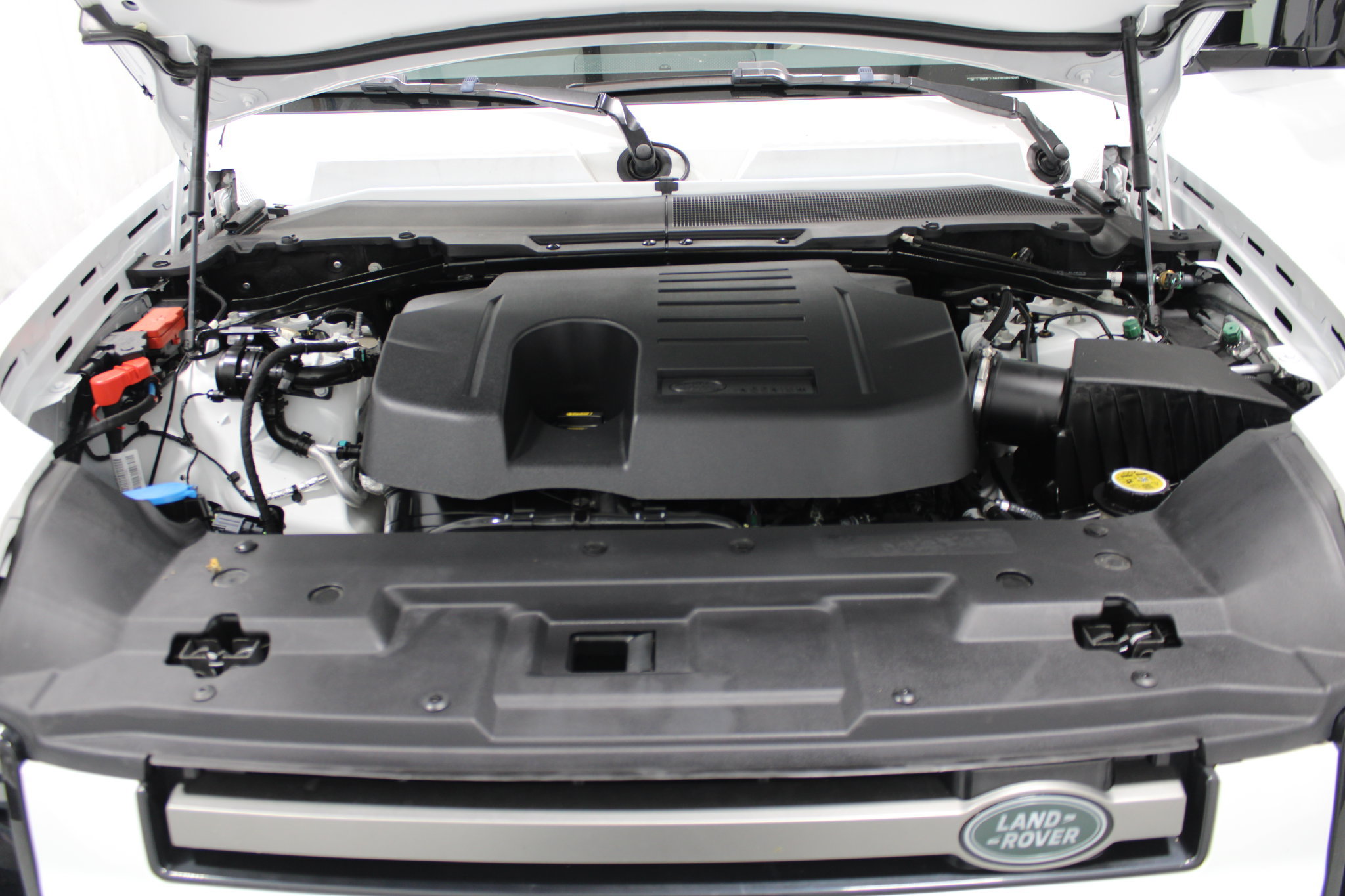 Used 2024 Land Rover Defender 130 X-Dynamic SE AWD/4WD image 10