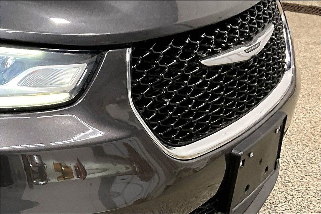 Used 2023 Chrysler Pacifica Touring-L image 32