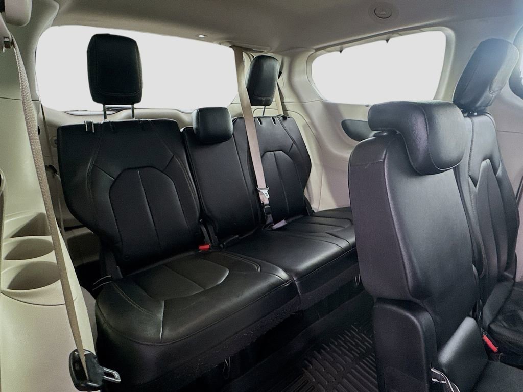 Used 2019 Chrysler Pacifica Touring-L w/ Advanced Safetytec Group FWD image 33