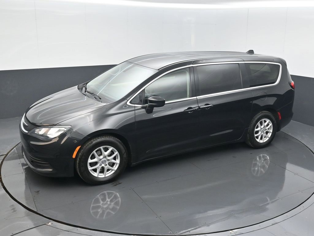 Used 2017 Chrysler Pacifica Touring image 12