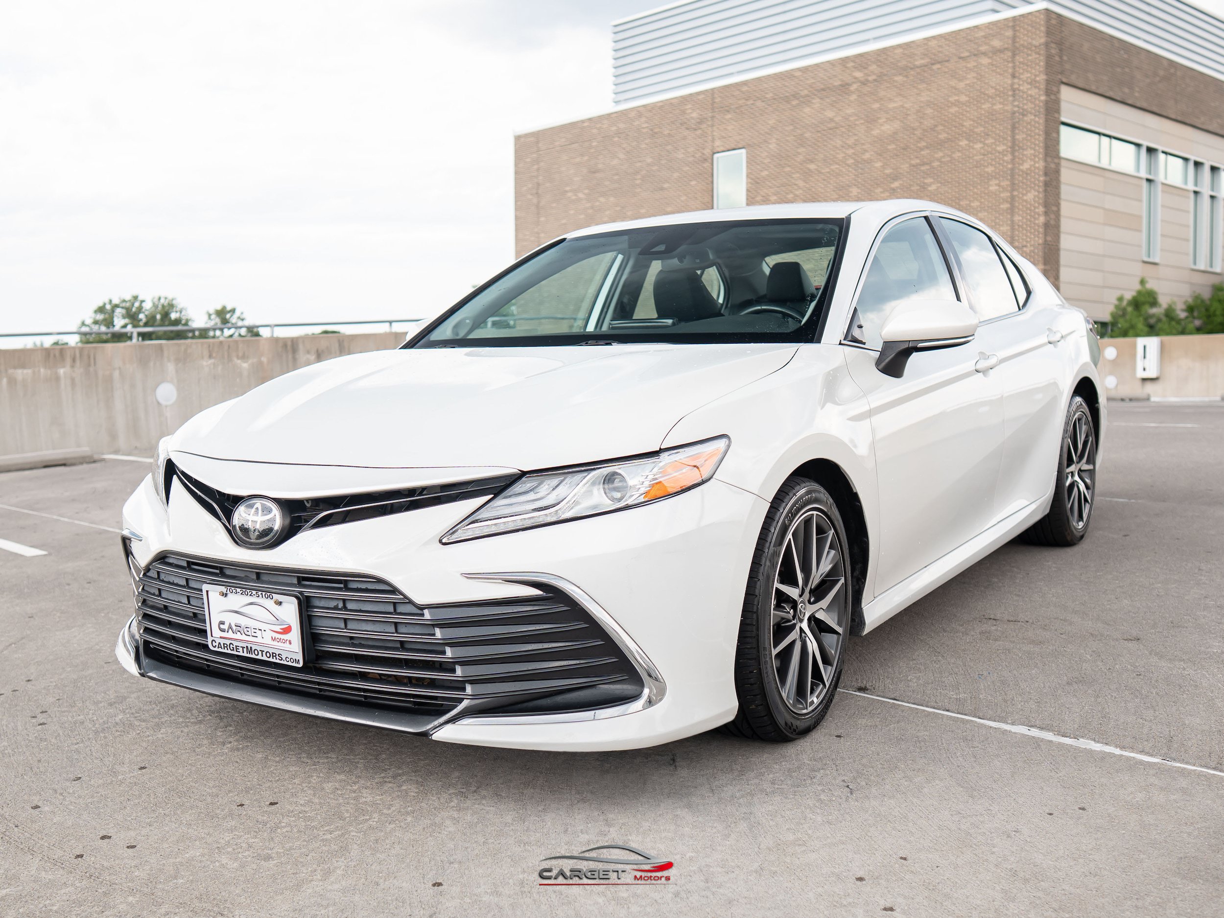 Used 2022 Toyota Camry XLE w/ Navigation Upgrade Package AWD/4WD image 3