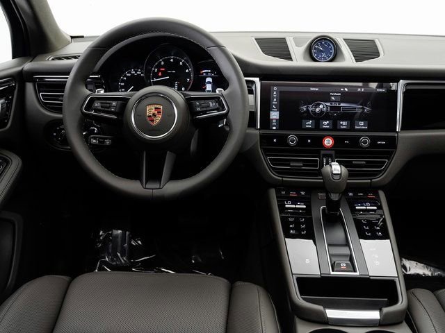 Certified 2025 Porsche Macan image 17