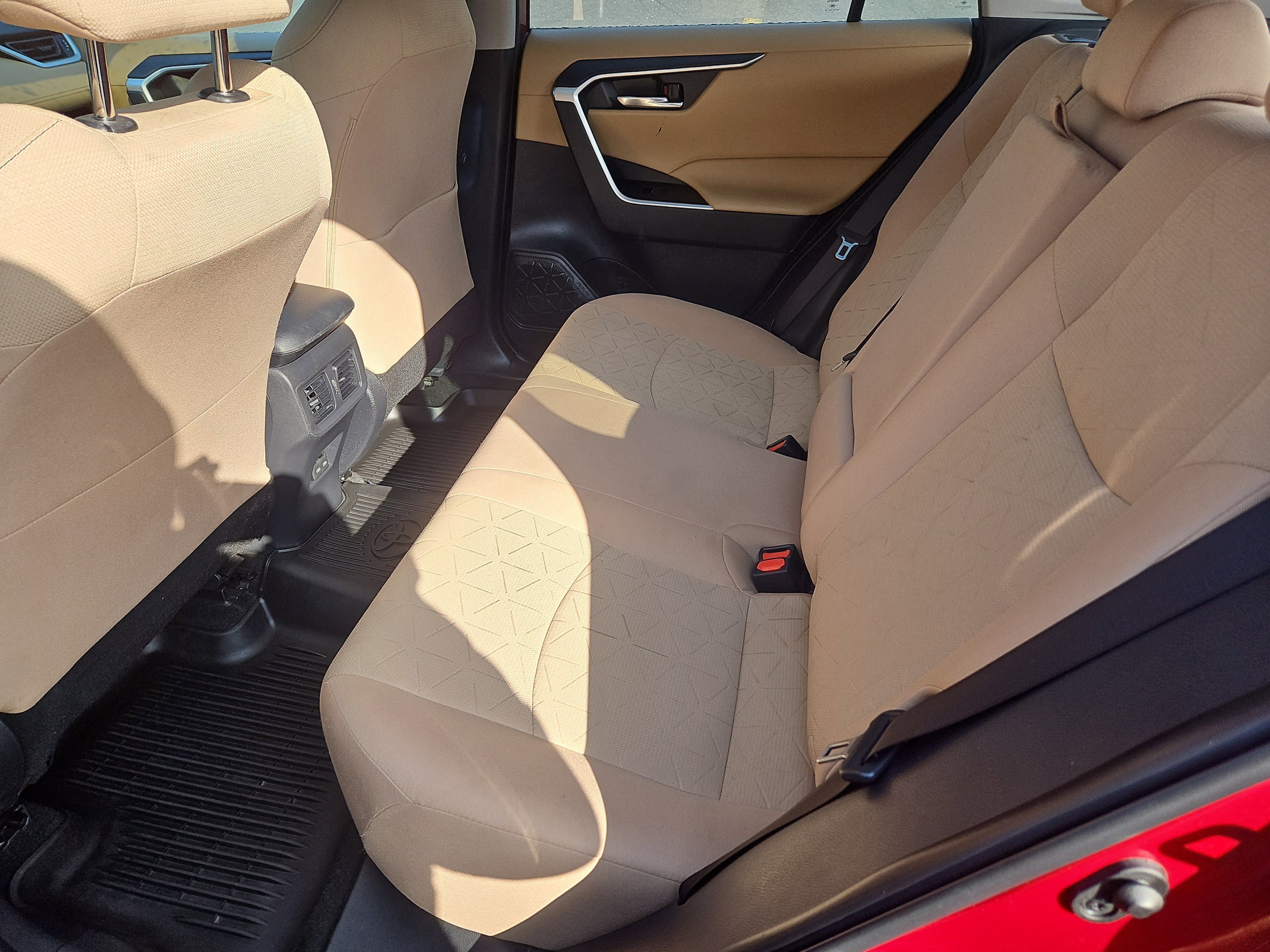 Used 2022 Toyota RAV4 XLE w/ Convenience Package image 30