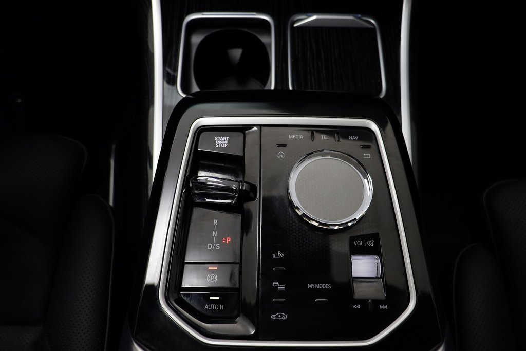 Certified 2025 BMW 740i xDrive w/ Premium Package image 12