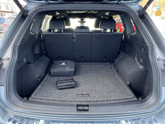 Certified 2022 Volkswagen Tiguan SEL R-Line image 19