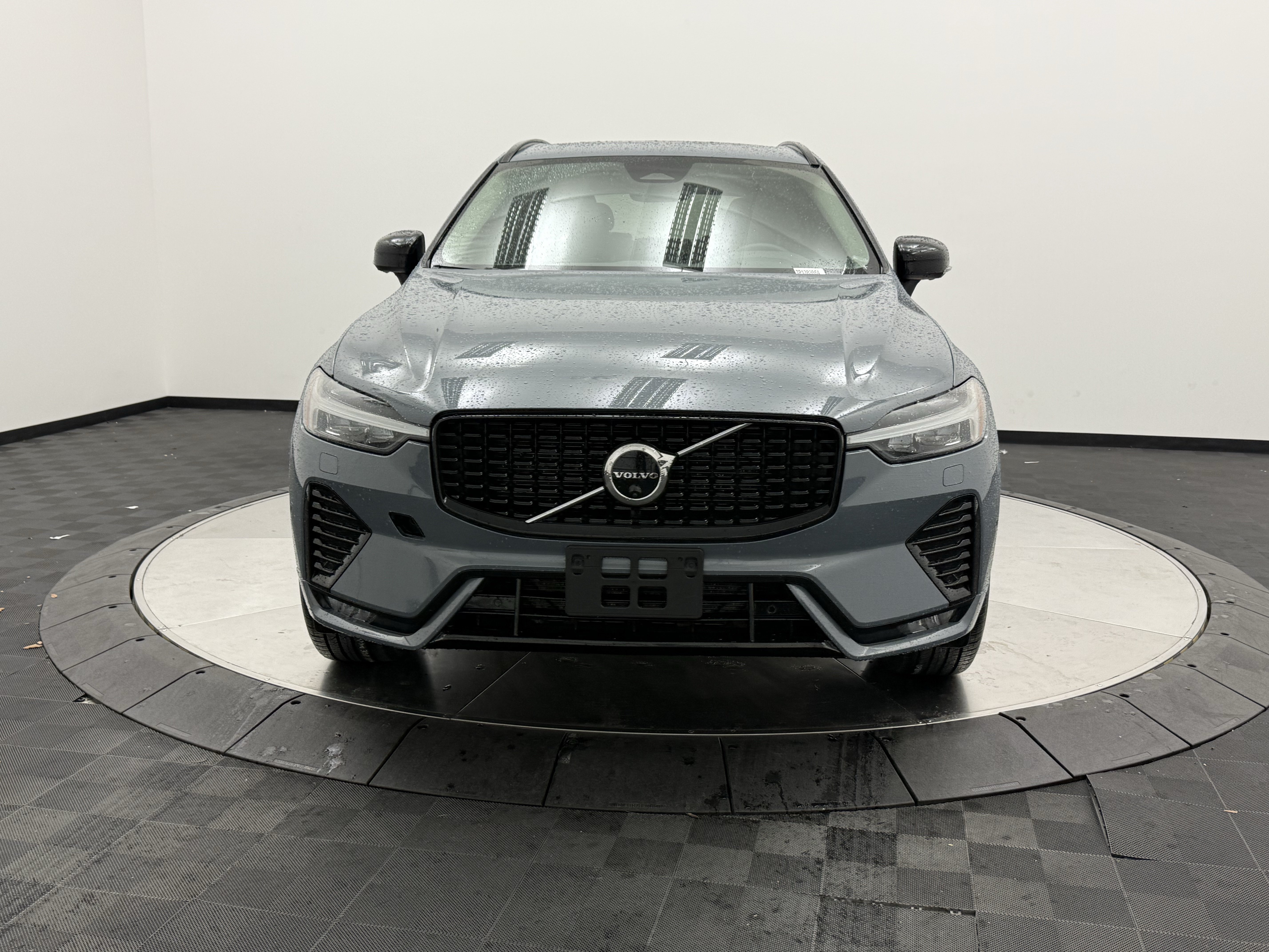 Certified 2023 Volvo XC60 B5 Plus w/ Climate Package FWD image 3