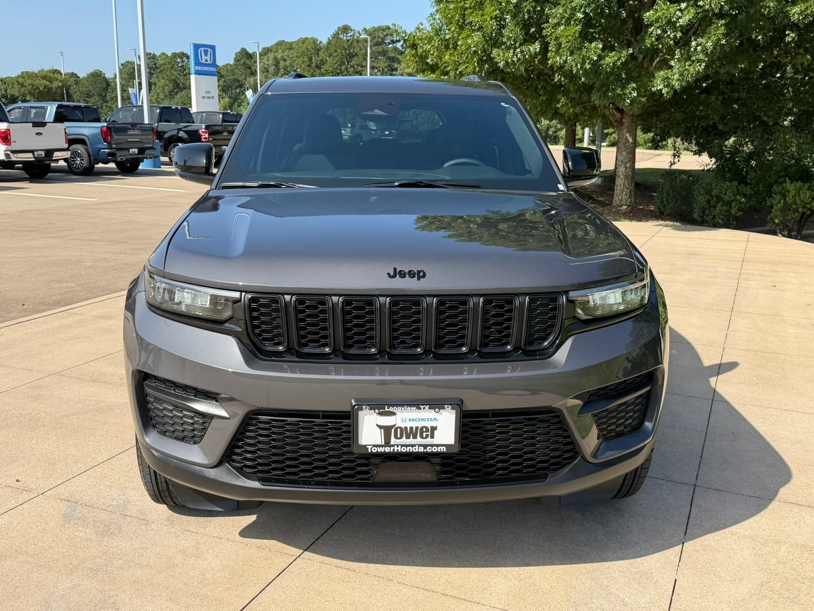 Used 2025 Jeep Grand Cherokee Altitude AWD/4WD image 2