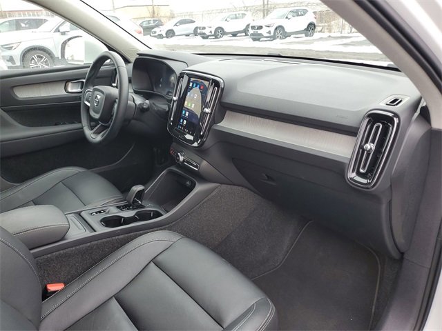 Used 2025 Volvo XC40 B5 Core image 28