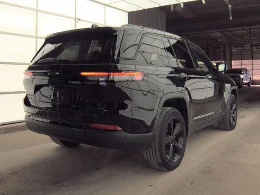 Used 2023 Jeep Grand Cherokee Altitude image 4
