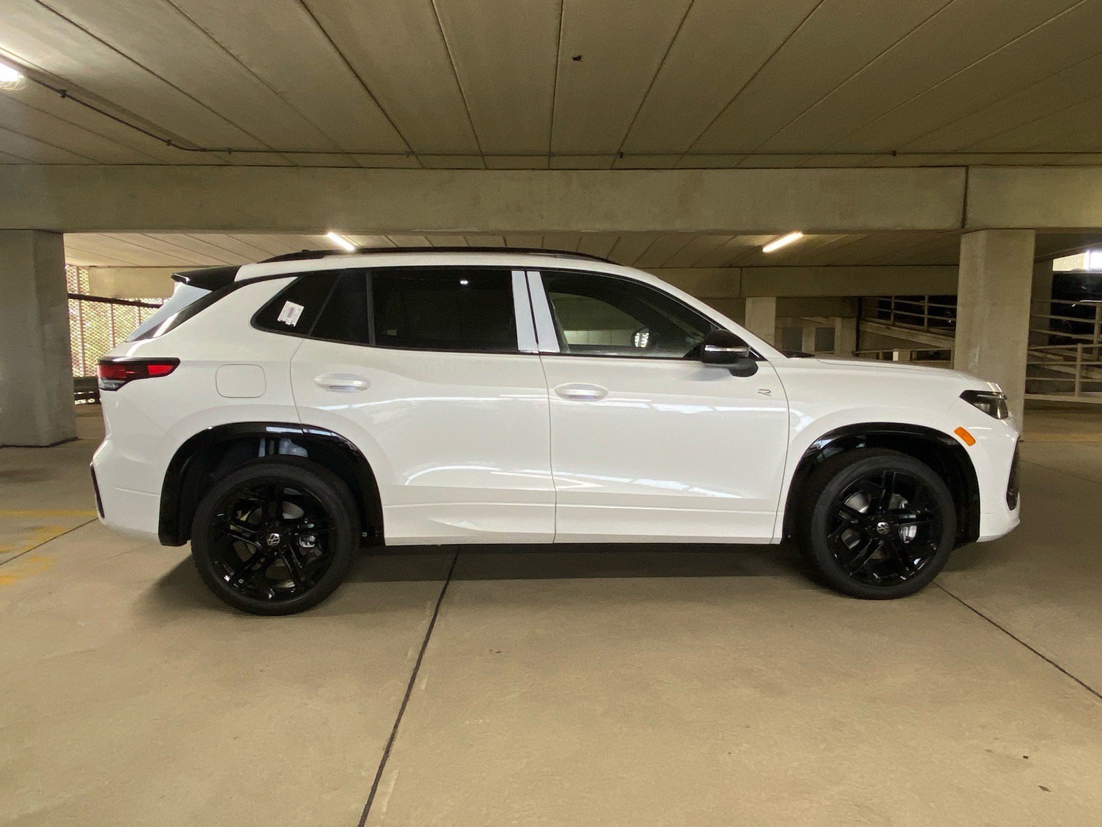 New 2026 Volkswagen Tiguan SE R-Line AWD/4WD image 2