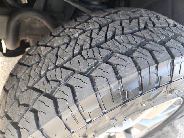 Used 2016 GMC Canyon SLE image 30