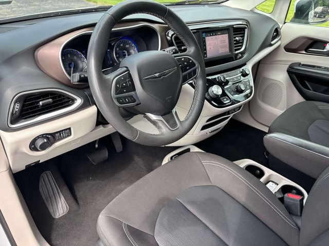 Used 2023 Chrysler Voyager LX FWD image 7