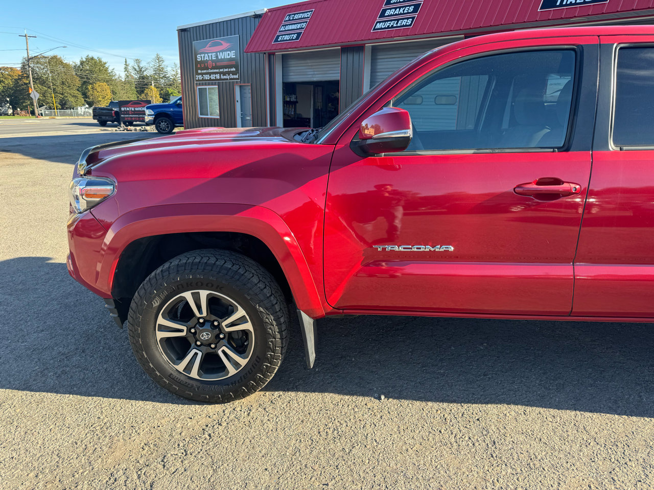 Used 2016 Toyota Tacoma TRD Sport image 2