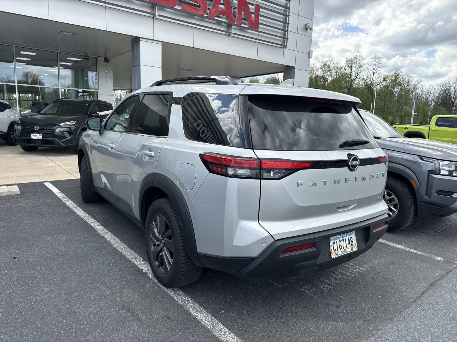 Used 2024 Nissan Pathfinder SV image 2