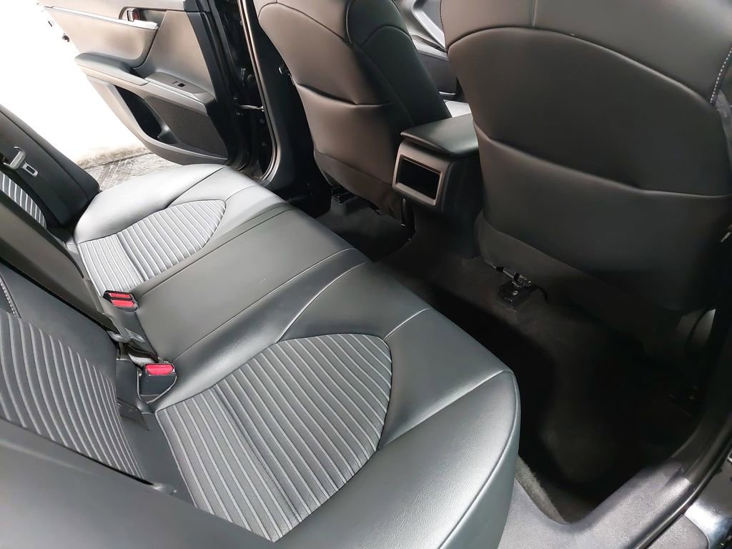 Used 2022 Toyota Camry SE image 11