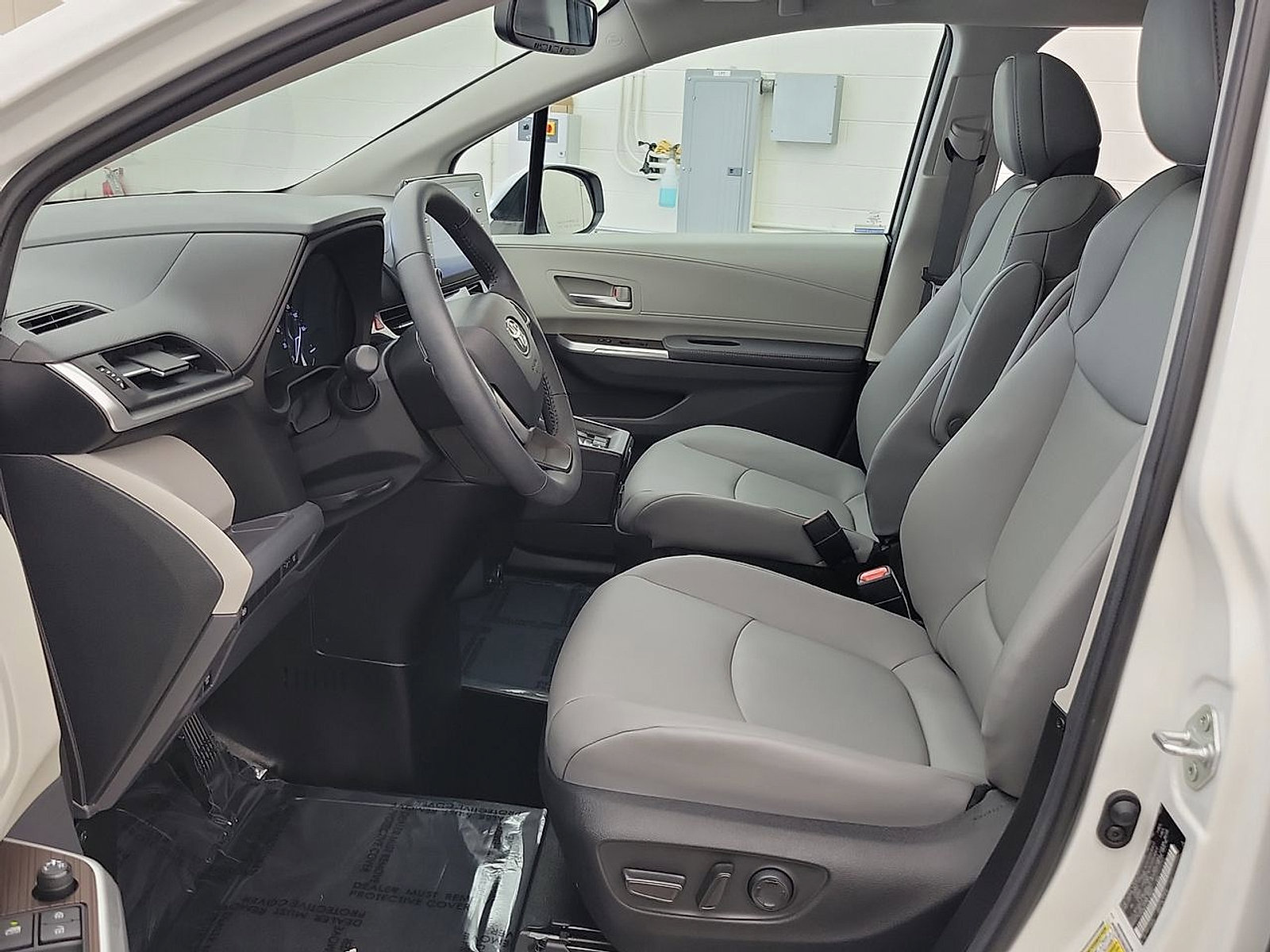 Used 2022 Toyota Sienna XLE FWD image 11