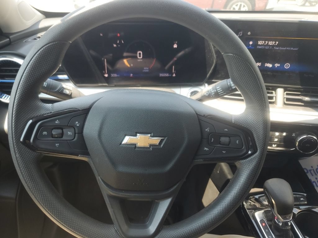 Used 2025 Chevrolet Trax LT FWD image 19