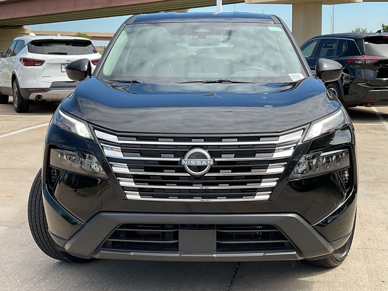 Used 2025 Nissan Rogue SV image 3