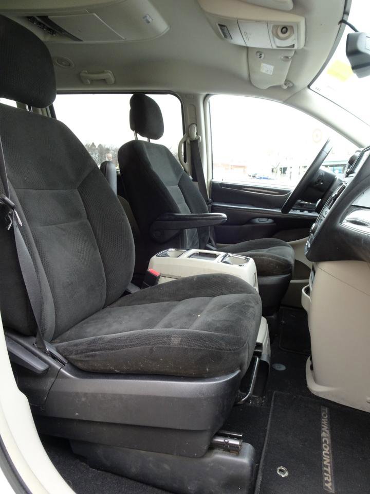 Used 2016 Chrysler Town & Country Touring w/ Driver Convenience Group image 14