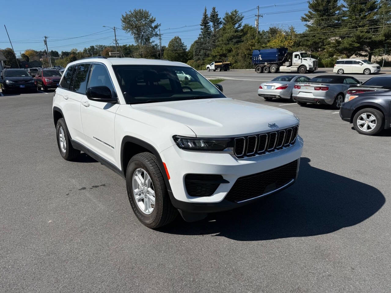 Used 2023 Jeep Grand Cherokee Laredo w/ Luxury Tech Group I image 4