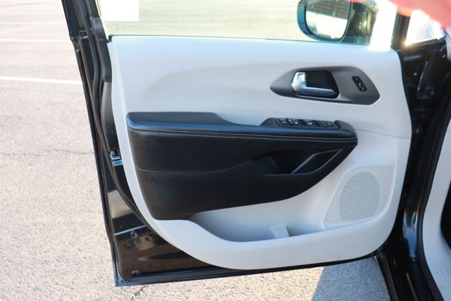 Used 2022 Chrysler Pacifica Touring-L image 9