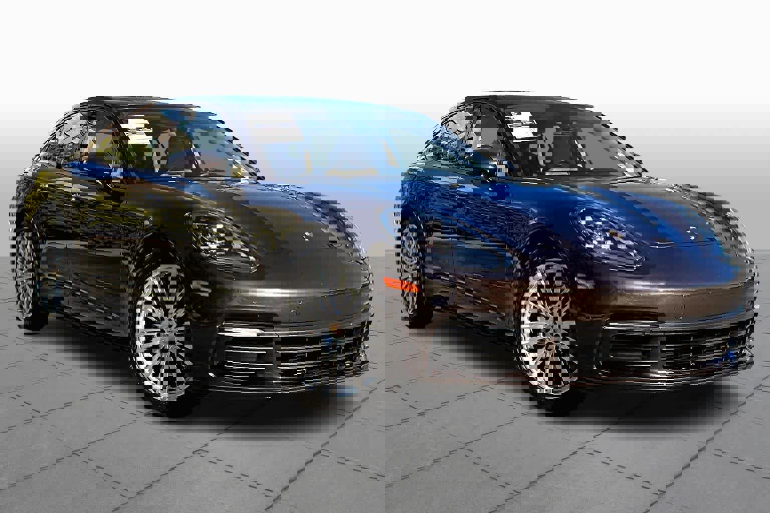 Used 2018 Porsche Panamera image 2