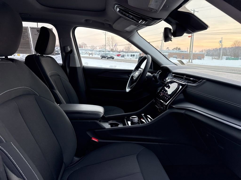 Used 2024 Jeep Grand Cherokee Laredo X image 7