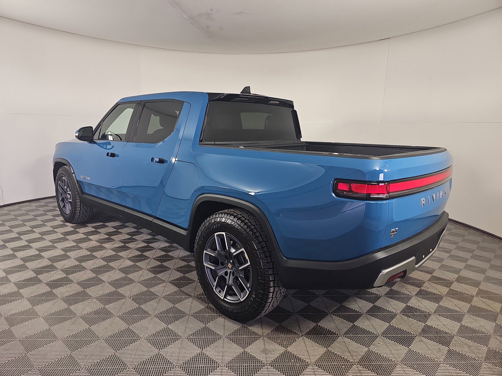 Used 2024 Rivian R1T Adventure AWD/4WD image 3