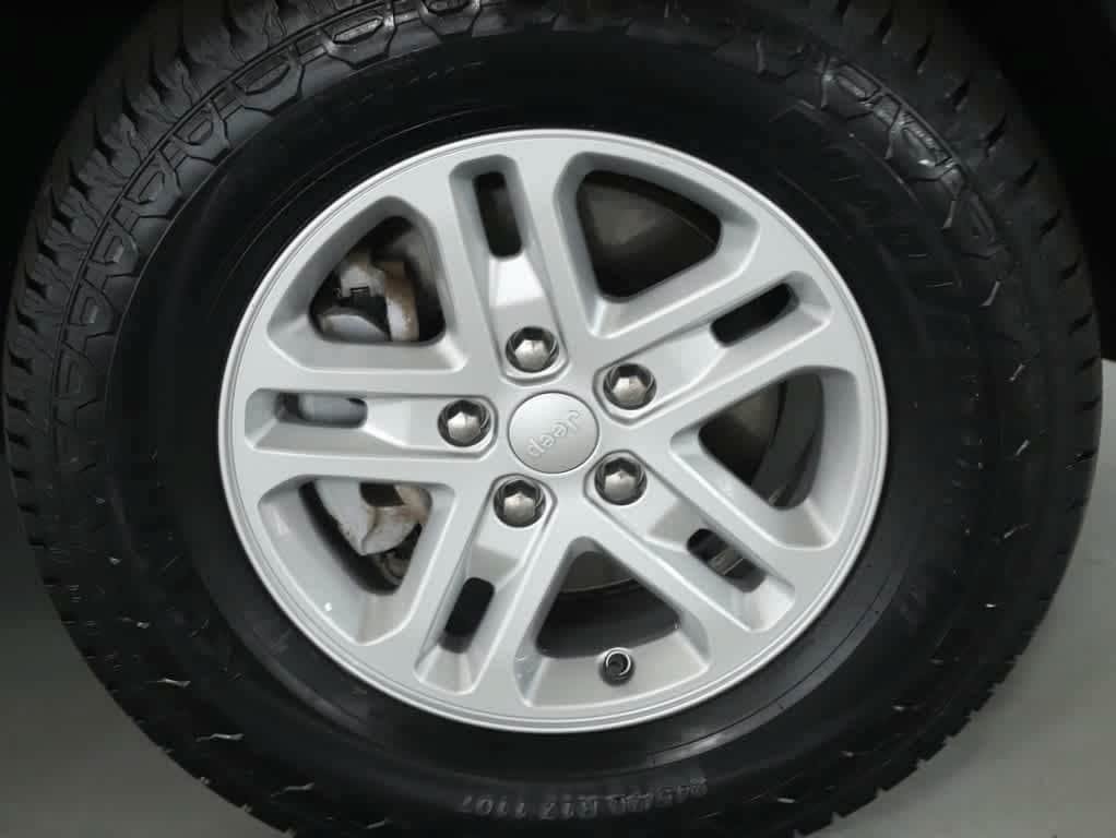 Used 2023 Jeep Grand Cherokee Laredo AWD/4WD image 10
