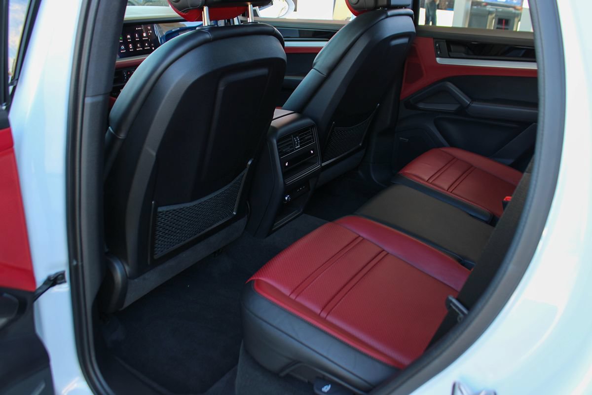 Used 2024 Porsche Cayenne S AWD/4WD image 17
