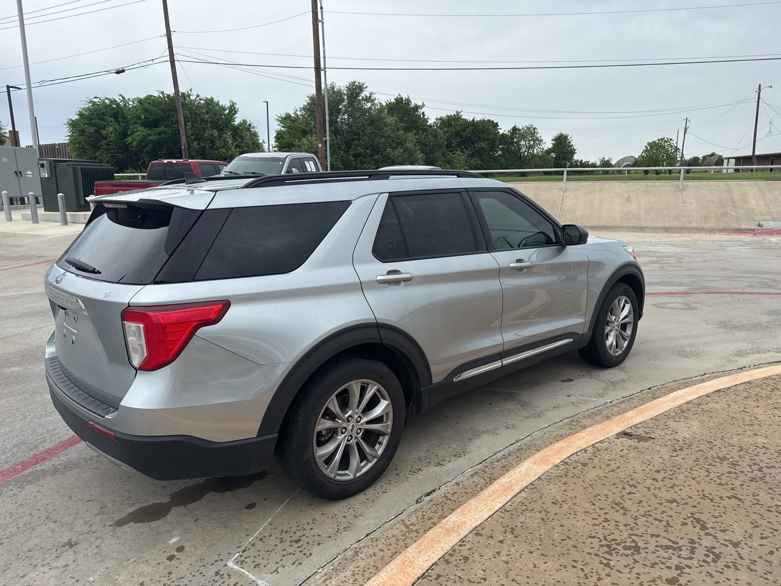Used 2022 Ford Explorer XLT w/ Equipment Group 202A image 5