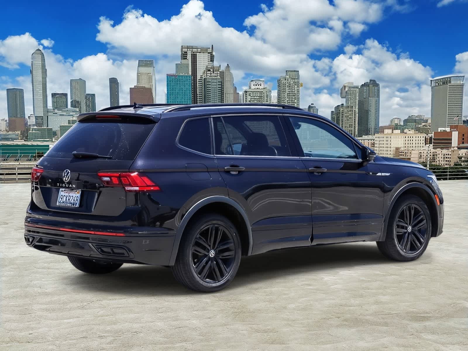 Certified 2022 Volkswagen Tiguan SE R-Line FWD image 4