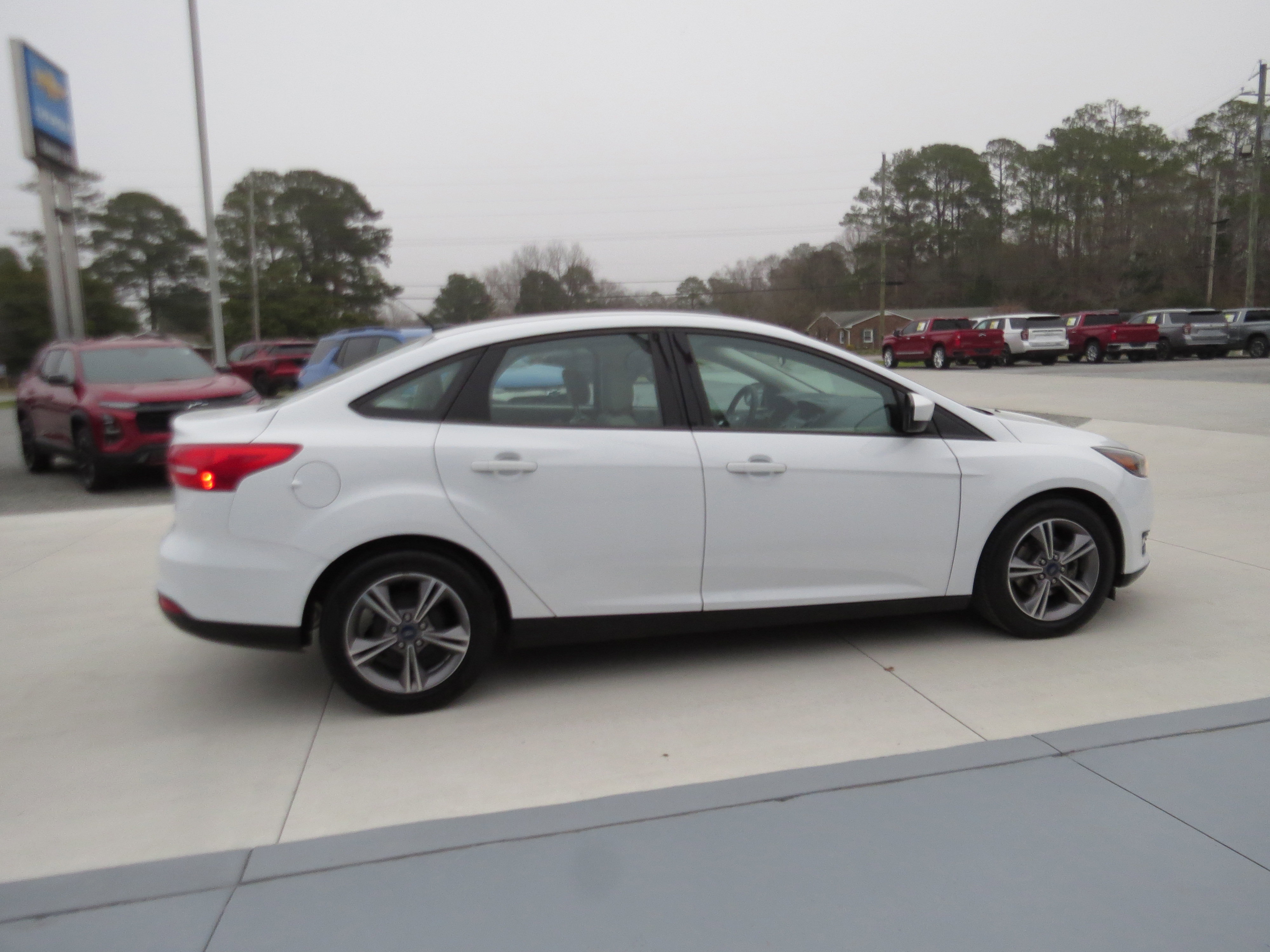 Used 2018 Ford Focus SE w/ SE Appearance Package image 6