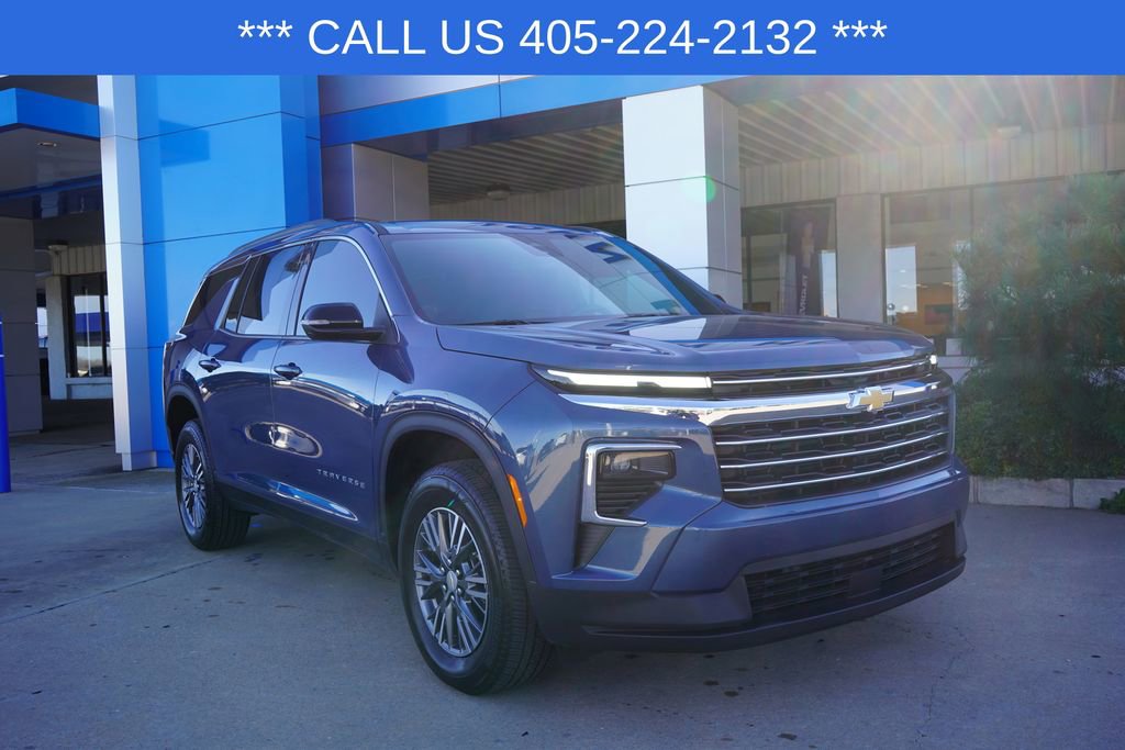 Used 2025 Chevrolet Traverse LT image 2