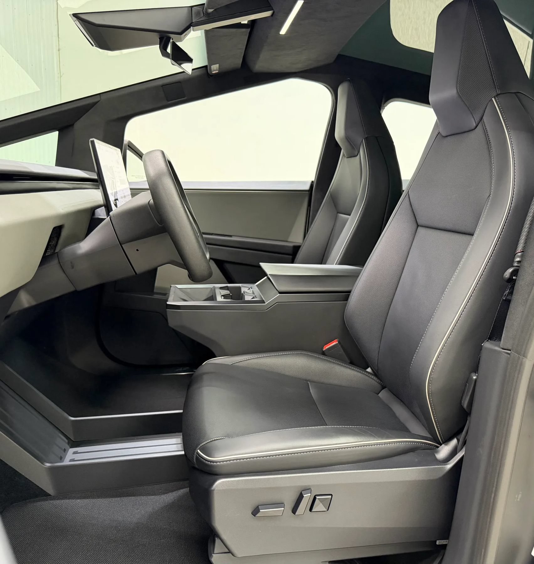 Used 2024 Tesla Cybertruck AWD Crew Cab image 16