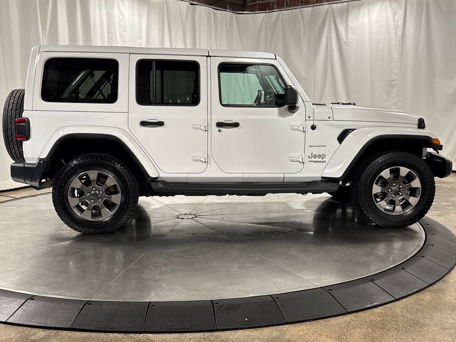 Used 2019 Jeep Wrangler Unlimited Sahara AWD/4WD image 5