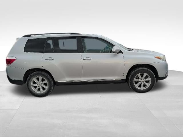 Used 2012 Toyota Highlander SE w/ Tow Pkg FWD image 4