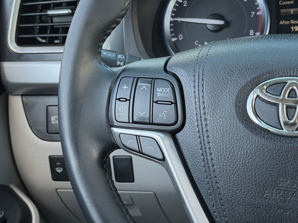 Used 2017 Toyota Highlander XLE w/ Carpet Mat Package image 19