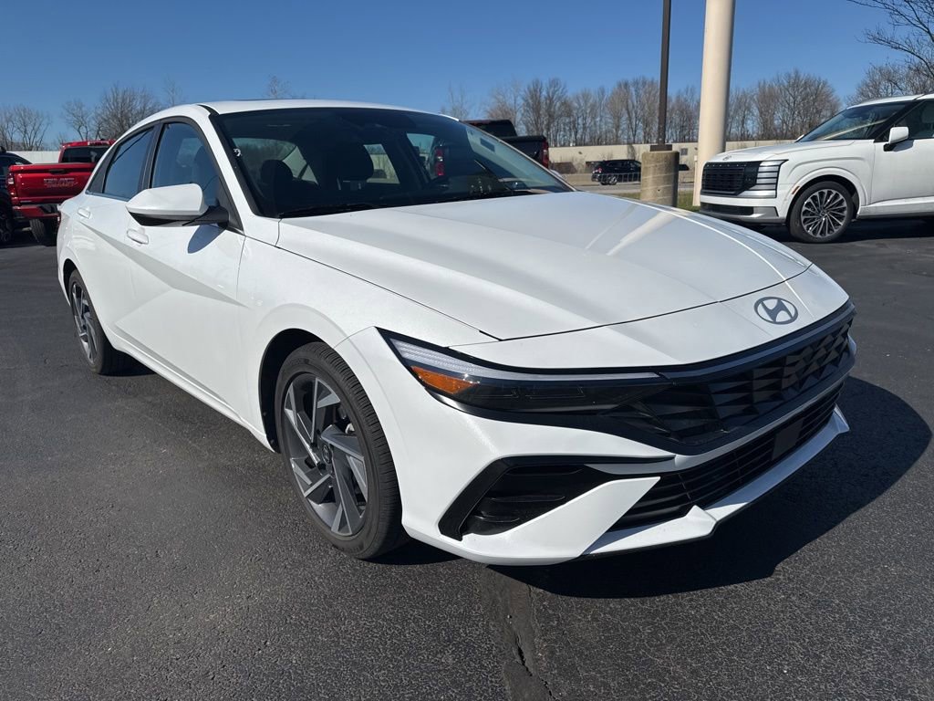 Used 2025 Hyundai Elantra SEL image 3