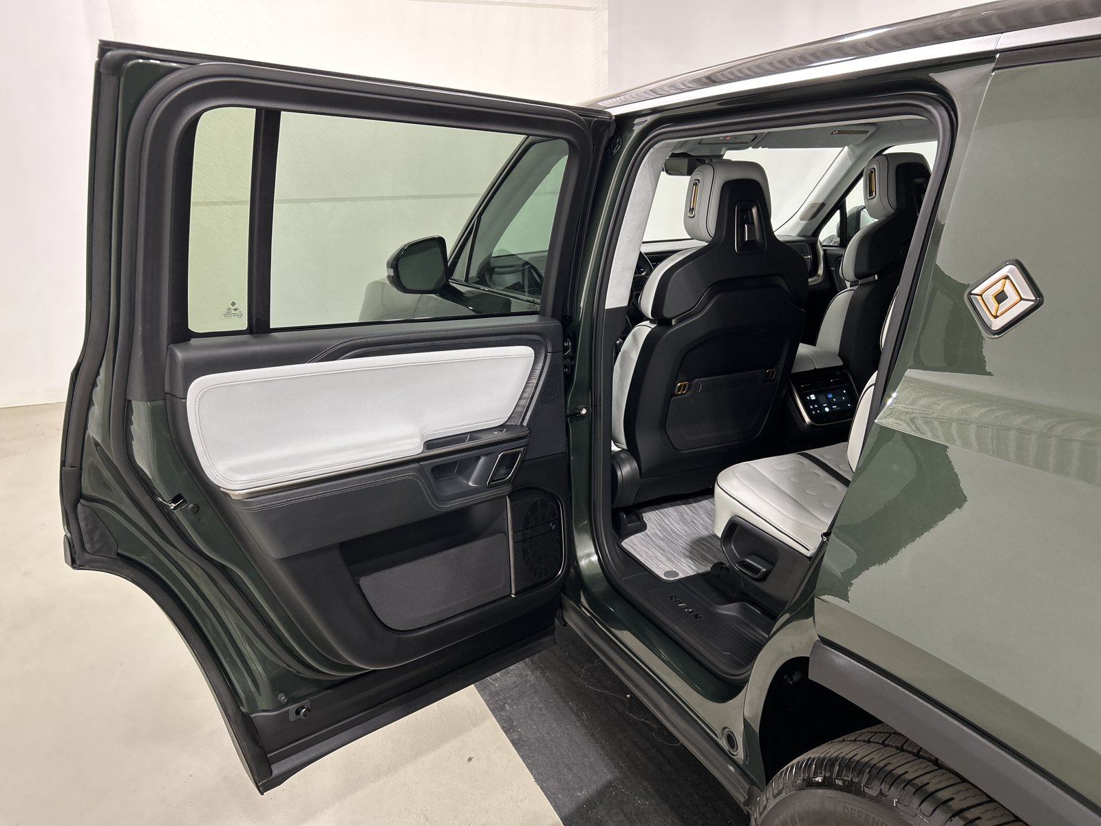 Used 2024 Rivian R1S Adventure AWD/4WD image 17