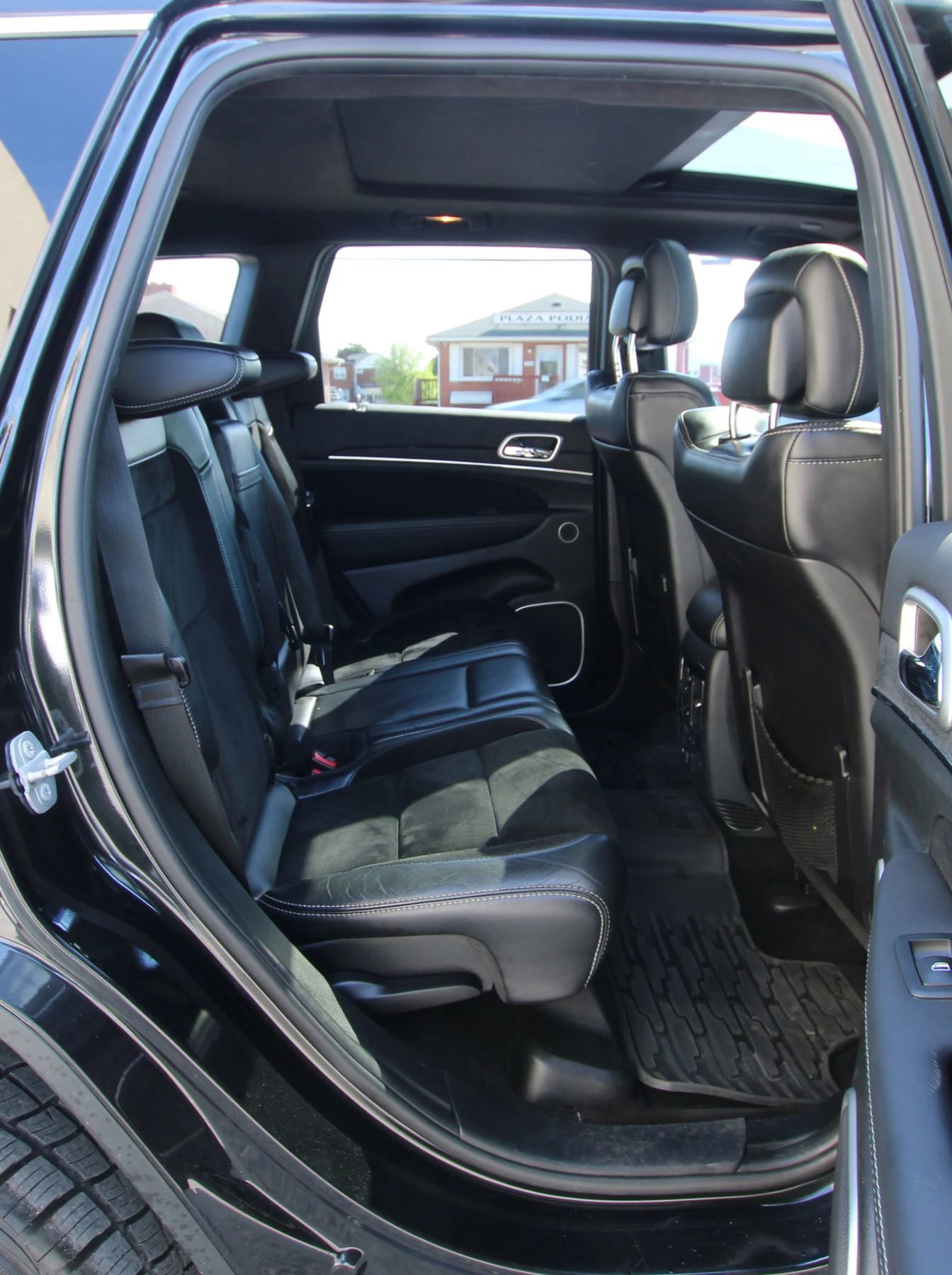 Used 2015 Jeep Grand Cherokee SRT w/ Luxury Group II AWD/4WD image 12