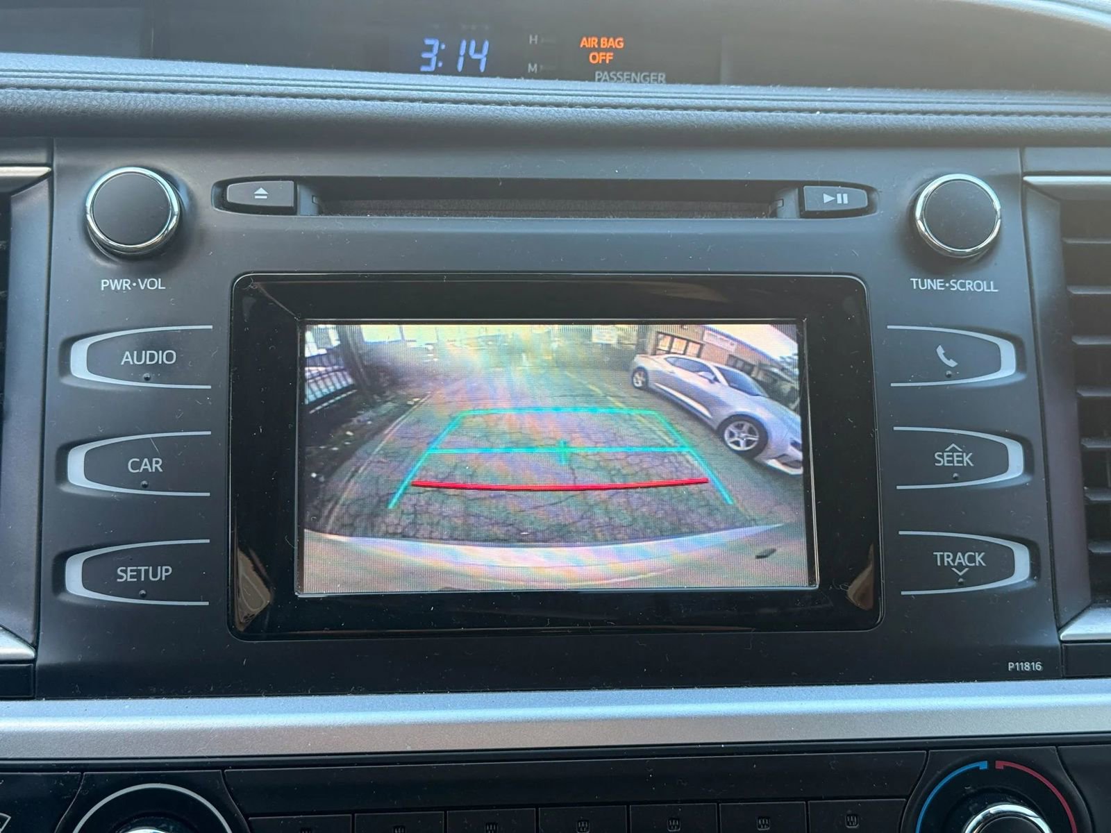 Used 2019 Toyota Highlander LE AWD/4WD image 18