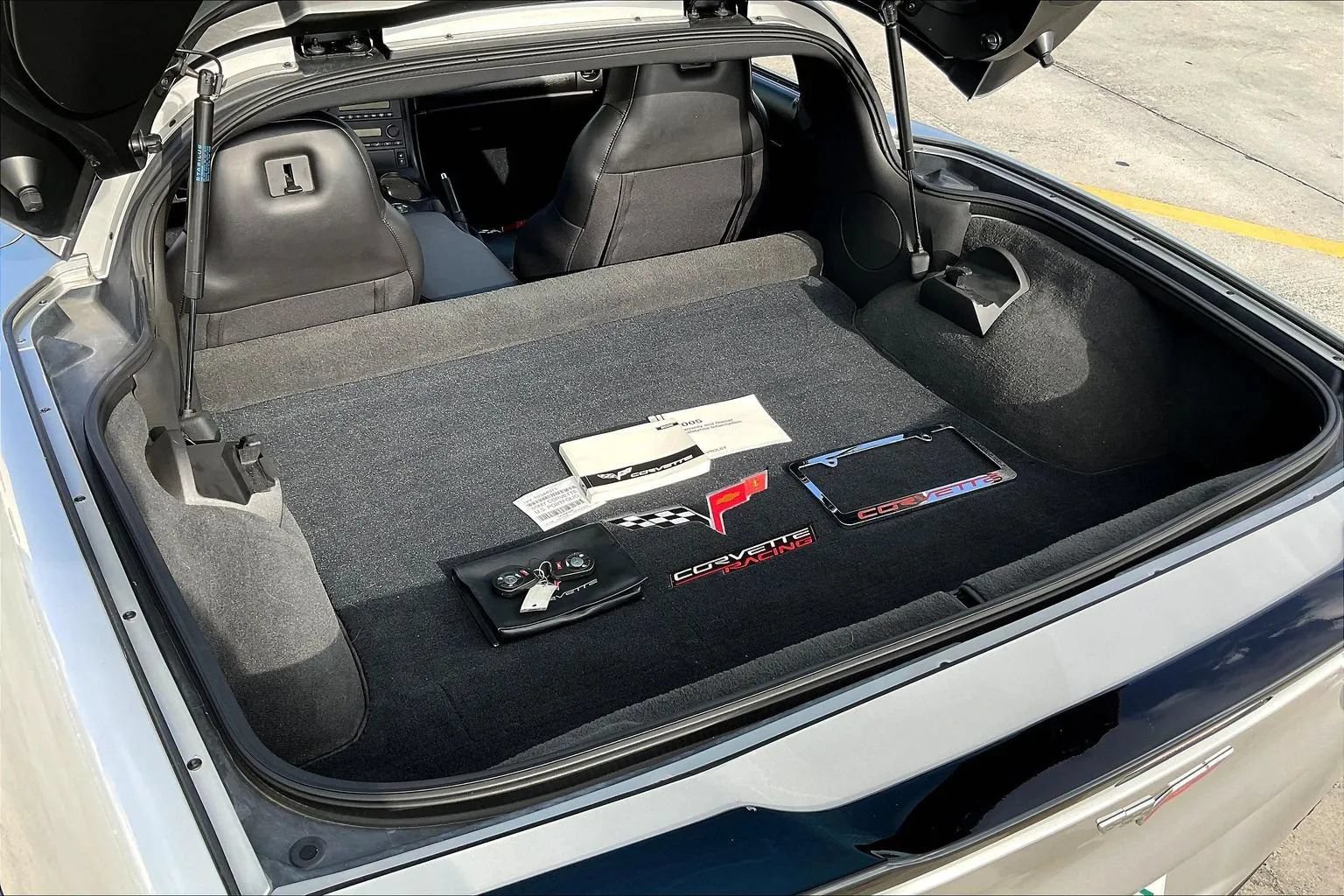 Used 2005 Chevrolet Corvette Coupe w/ Preferred Equipment Group RWD image 31
