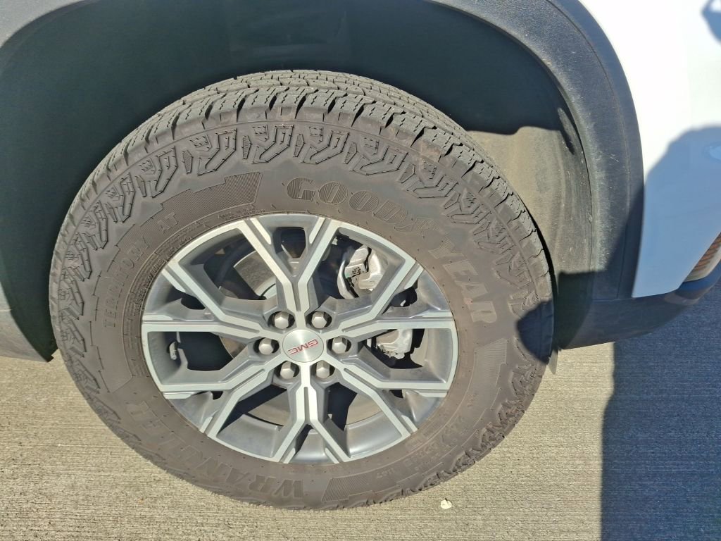 Used 2026 GMC Acadia AT4 image 4